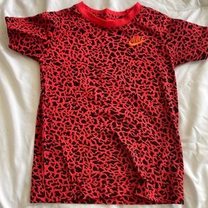 Kids Nike tee red / black print size 5